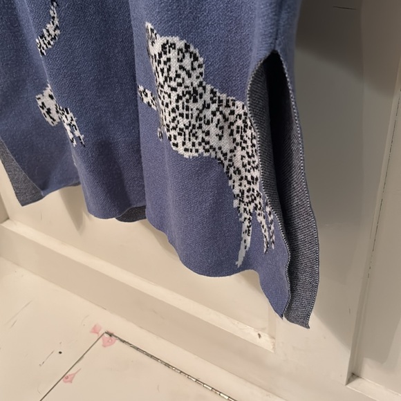 Leopards on blue tunic sweater - Picture 3 of 4